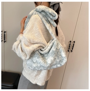 Détail d'un sac à bandoulière en fausse fourrure bleue douce avec texture peluche