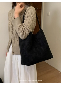 Detail der schwarzen Wildleder-Einkaufstasche mit Schultergurt für einen Retro-Look