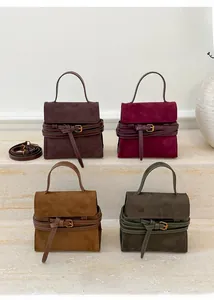 Colección de cuatro bolsos de ante vintage en marrón y verde con hebillas de metal