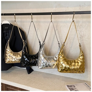 Nahaufnahme der Webstruktur bei Hobo-Taschen in Metallic Gold, Silber und Schwarz