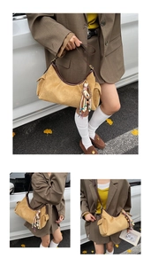 Vue détaillée du sac bandoulière en daim camel avec pompon bohème et bandoulière cuir