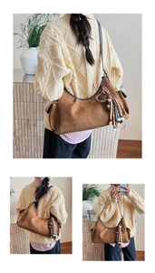 Détails du sac bandoulière en daim marron avec perles ethniques et pompons