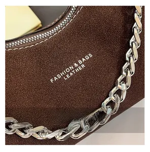 Détails de sac en daim marron avec chaîne argentée et lettrage fashion élégant