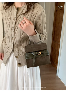 Bolso de mano retro minimalista en ante verde oscuro con detalles de hebilla dorada
