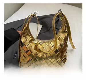 Detailansicht der goldenen metallischen Webstruktur und des Reißverschlusses der Tasche