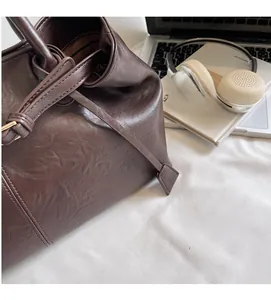 Détail du sac cabas marron foncé en similicuir avec grain naturel et lanière