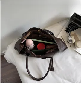 Vue de dessus de l'intérieur du grand sac cabas en similicuir marron avec compartiments