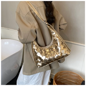 Detailansicht einer goldfarben gewebten Hobo-Tasche mit reflektierendem Spiegeleffekt