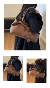 Détail de la texture en cuir marron du grand sac cabas avec bandoulière et boucles
