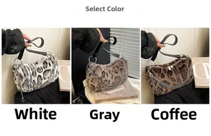 Vue détaillée des sacs à main en peluche léopard en blanc, gris et marron café