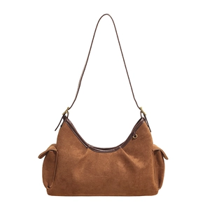 Détails du sac demi-lune en suédine marron avec poches latérales et bandoulière réglable