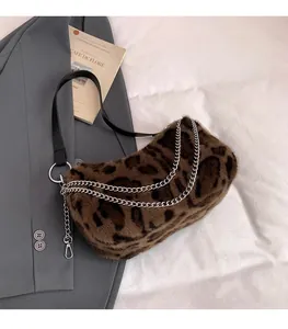 Détail d'un sac à bandoulière en fausse fourrure léopard avec chaînes et lanière