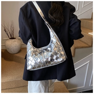 Nahaufnahme der gewebten Hobo-Tasche in Silber mit grober Gitterstruktur und Glanz