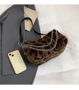 Vue détaillée du sac en peluche léopard avec chaînes et comparaison de taille de mobile