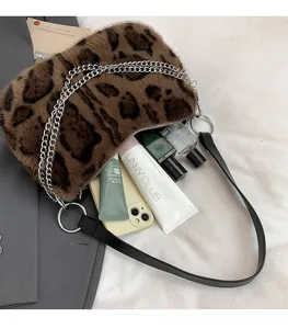 Détail du sac léopard en fausse fourrure montrant l'intérieur spacieux et la chaîne argentée