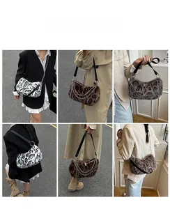 Détail du sac croissant en fausse fourrure léopard avec chaîne et bandoulière en cuir