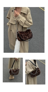 Détail du sac croissant en fausse fourrure léopard avec chaîne et bandoulière