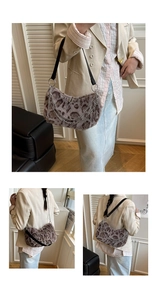 Détail du sac à bandoulière en peluche léopard avec chaînes métalliques et lanière