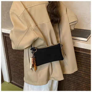 Bolso bandolera negro minimalista con abalorios de cuentas y cremallera dorada elegante