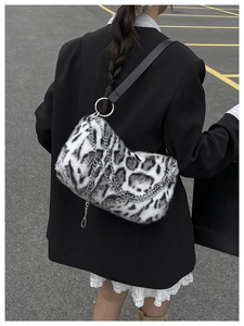 Détail du sac bandoulière en fausse fourrure avec imprimé léopard noir et blanc et chaîne