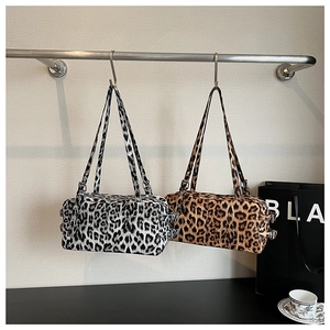 Gros plan de sacs à bandoulière léopard avec texture en fausse fourrure et boucles