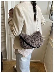 Schultertasche mit Leopardenmuster aus Kunstpelz zu Blazer und Jeans kombiniert