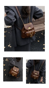 Detailansicht dunkelbrauner Lederrucksack mit goldener Kette und Drehverschluss-Design