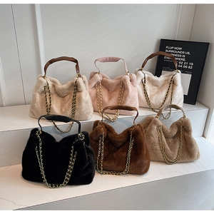 Détails de sacs à main en fausse fourrure en six couleurs avec bandoulières chaînes