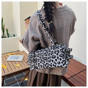 Détail du sac polochon en peluche léopard avec boucles métalliques et fermeture