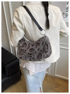 Sac hobo chic en fausse fourrure léopard avec détails de chaînes argentées