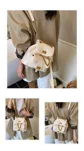 Detail eines cremefarbenen gesteppten Mini-Rucksacks mit goldener Kette und Glanzleder