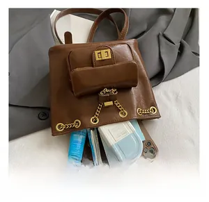 Innenansicht des braunen Lederrucksacks mit Stauraum für alle täglichen Utensilien