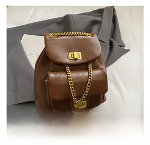 Detailansicht brauner Vintage-Rucksack mit Steppung, Goldketten und kleinen Fronttaschen