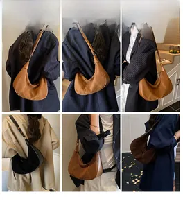 Détails du sac hobo en patchwork marron et noir avec bandoulière réglable chic