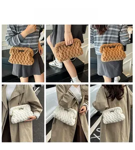 Vues multiples d'un grand sac en tricot marron caramel et blanc cassé avec bandoulière