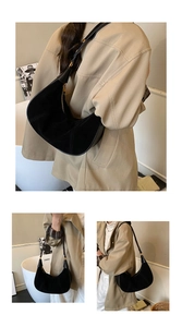 Vue en trois parties d'un sac hobo noir en cuir mat et lisse avec boucle dorée