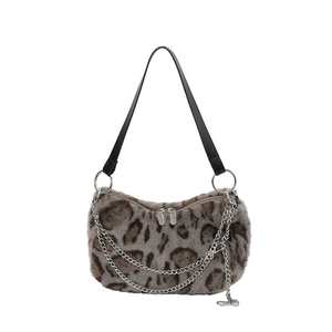 Sac hobo en peluche avec imprimé léopard et détails de chaînes argentées