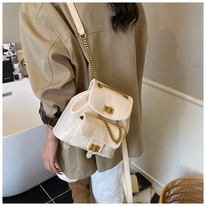 Detailansicht des cremeweißen Leder-Rucksacks mit goldener Kette und sicherem Verschluss