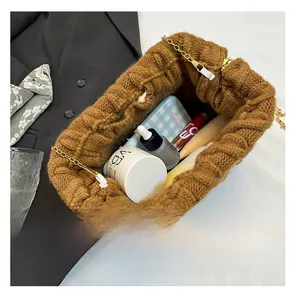 Vue intérieure montrant la grande capacité du sac à bandoulière en tricot caramel
