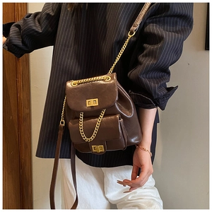 Brauner Vintage Lederrucksack mit goldener Kette und doppelten Metallschlüssen im Detail