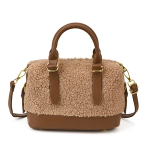 Sac à main en peluche beige et cuir marron avec bandoulière réglable et détails dorés brillants