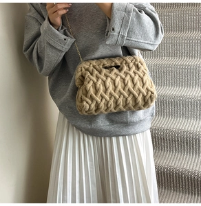 Détail d'un sac nuage en maille épaisse kaki avec une fine chaîne dorée sur un mannequin