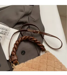 Détail du sac bandoulière en peluche marron clair avec texture matelassée et anse