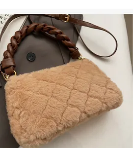 Détail du sac à main en peluche chameau avec surpiqûres losanges et poignée tressée