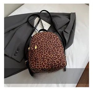 Detailansicht des Rucksacks mit Leopardenmuster und goldfarbenen Beschlägen