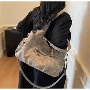 Détail d'un grand sac cabas vintage en cuir délavé avec crochet en métal et poche