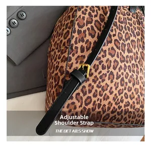 Detail des Leopard-Rucksacks mit verstellbarem Leder-Schultergurt und Metallschnalle