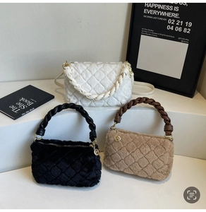 Trois sacs polochons en fausse fourrure matelassée blancs, noirs et beige à anses tressées