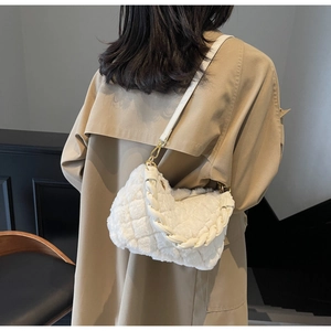 Détail du sac bandoulière en peluche blanche avec motif matelassé et crochets dorés
