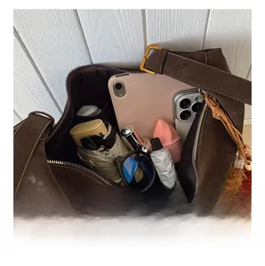 Dunkelbraune Shopper-Tasche Details mit großem Innenraum und verstellbarem Metallgurt